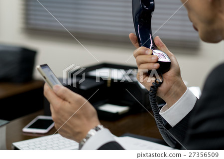 一個商人打電話 27356509