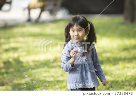 吹泡泡 女孩 小姑娘 吹泡泡 女孩 小姑娘 27358478