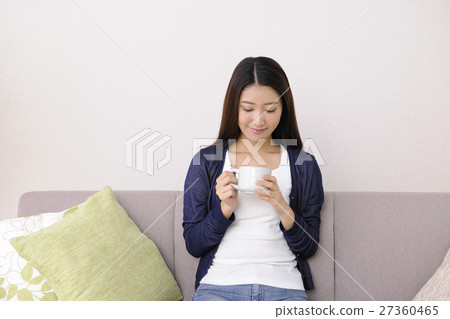 SOHO worker enjoying tea time 27360465