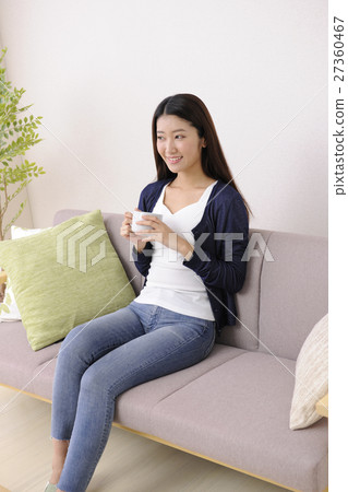 SOHO worker enjoying tea time 27360467