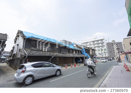在熊本地震的情況下倒塌的建築物西式寺廟鎮木製建築舊私人住宅沒有侵入保留 27360970