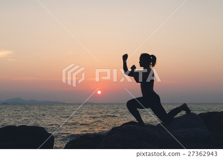 Silhouette woman. she exercise muay chaiya Silhouette woman. she exercise muay chaiya 27362943