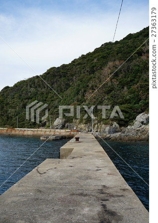 福島市Futoshi-no-makoto-no-hi燈塔前的小碼頭日本長崎縣五島市燈塔前的一個小碼頭 福島市Futoshi-no-makoto-no-hi燈塔前的小碼頭日本長崎縣五島市燈塔前的一個小碼頭 27363179