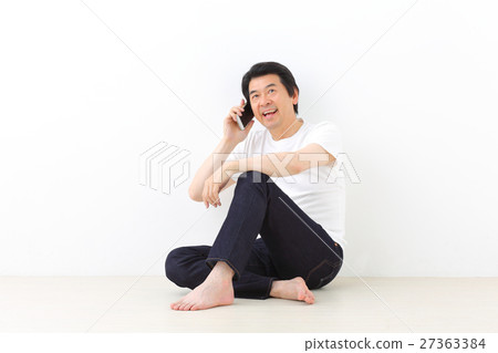 Middle-aged man who makes a phone call Middle-aged man who makes a phone call 27363384