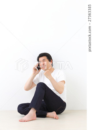Middle-aged man who makes a phone call Middle-aged man who makes a phone call 27363385
