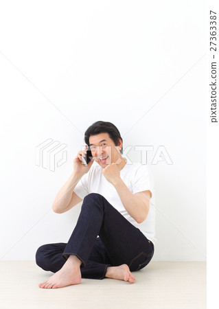 打個電話的中年男子 27363387