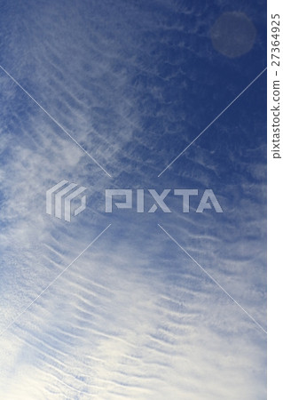 The sky that the ripples reflect the water surface 27364925