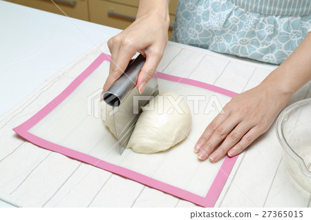 Divide bread dough 27365015