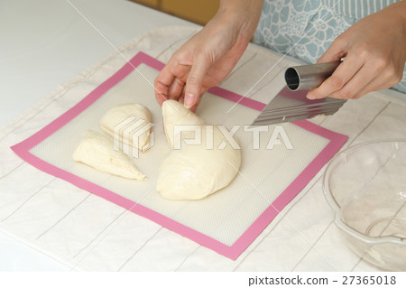 Divide bread dough 27365018