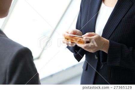 Business woman to exchange business cards 27365129