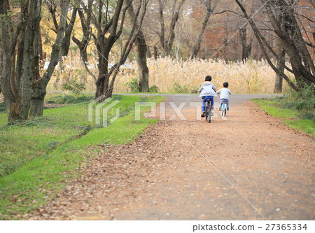 孩子們騎自行車 27365334