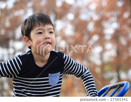 Children playing in the park 27365341