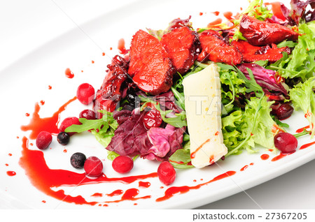 Roasted duck fillet salad with berry sauce Roasted duck fillet salad with berry sauce 27367205