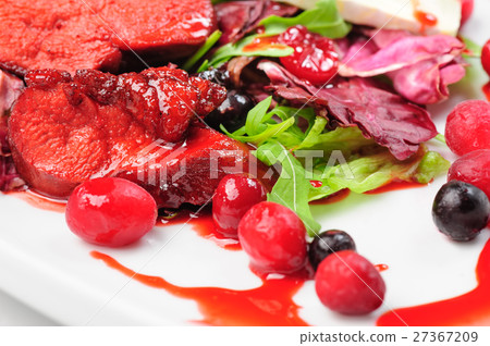 Roasted duck fillet salad with berry sauce Roasted duck fillet salad with berry sauce 27367209