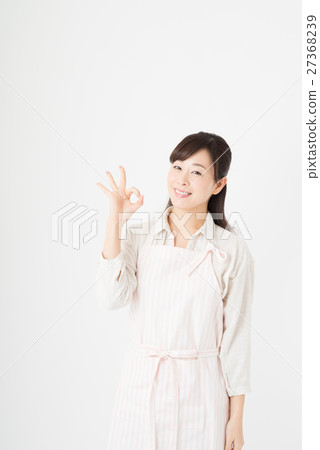 A woman who had an apron 27368239