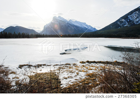 冬季加拿大·洛基早晨朱紅色·湖和蘭德爾山 27368305