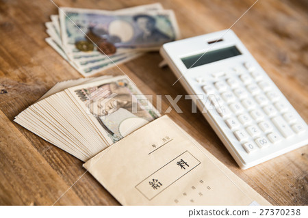 Salary bag and calculator image 27370238
