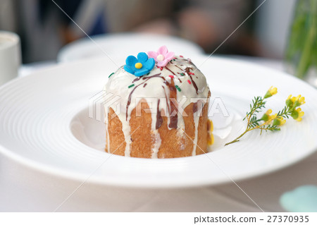 Traditional easter cake at restaurant table Traditional easter cake at restaurant table 27370935