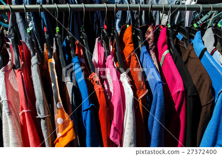 The washing line to dry in the sun 27372400