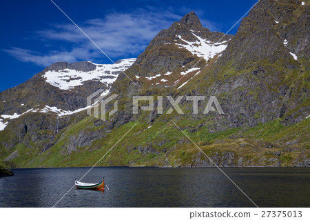 Canoe in fjord 27375013