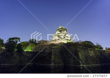 著名的大阪城堡傍晚時間的夜景 27375657