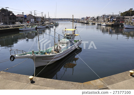Fishing boat in the harbor 27377100