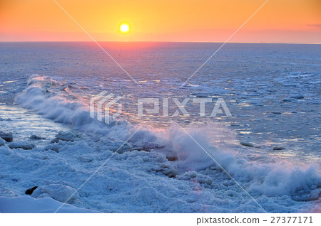 Sea of drift ice 27377171