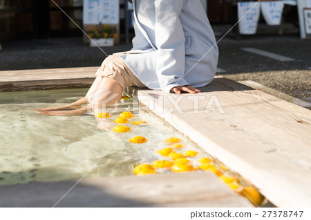 女人的腳進入足浴 27378747