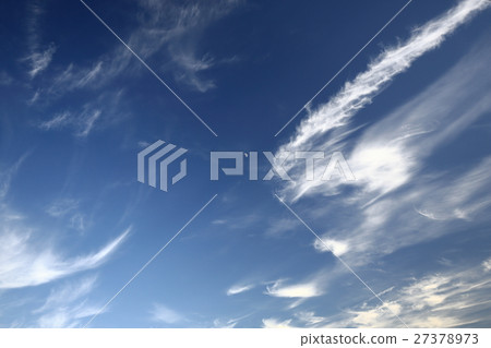 肌肉雲彩和月亮在白天 肌肉雲彩和月亮在白天 27378973