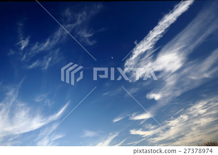 肌肉雲彩和月亮在白天 27378974