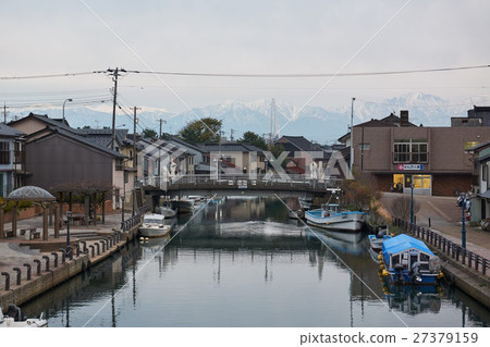 在富山縣Imizu市立山山脈的背景下的Shinonita Uchikawa 27379159