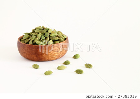 Green cardamon in a wooden vessel 27383019