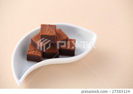 raw chocolate 27383124