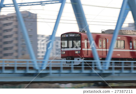 Cross the Tamagawa river 27387211