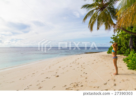 Sexy girl on the beach looking at the ocean  27390303