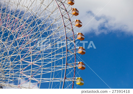 Ferris wheel on cloudy blue sky background Ferris wheel on cloudy blue sky background 27391418
