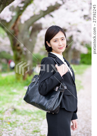 盛開的櫻花支持的一名新員工的女性女商人 27392245