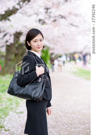 盛開的櫻花支持的一名新員工的女性女商人 盛開的櫻花支持的一名新員工的女性女商人 27392246