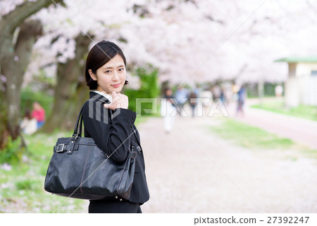盛開的櫻花支持的一名新員工的女性女商人 27392247