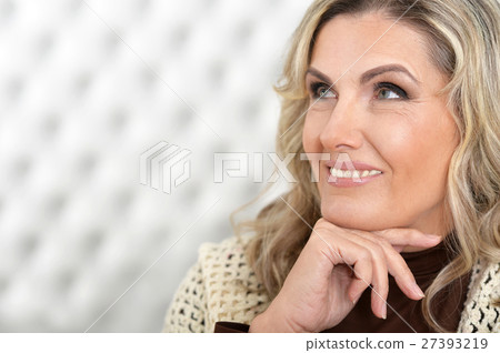 Smiling mature woman 27393219