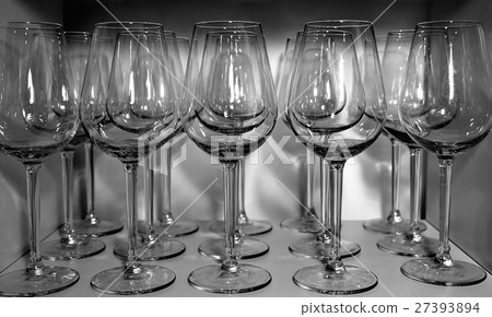 Close up picture of empty glasses in restaurant 27393894