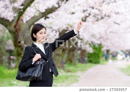 盛開的櫻花支持的一名新員工的女性女商人 27393957