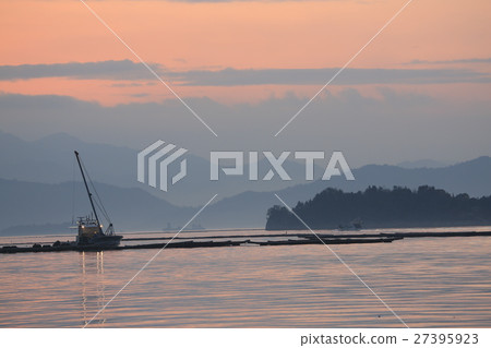 Dawn oyster fishing 27395923