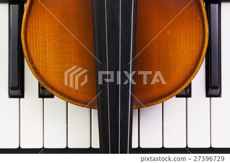 Old violin lying on the piano 27396729