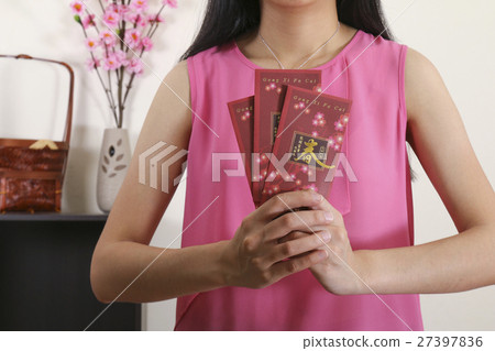 Holding chinese new year angpow red packet Holding chinese new year angpow red packet 27397836