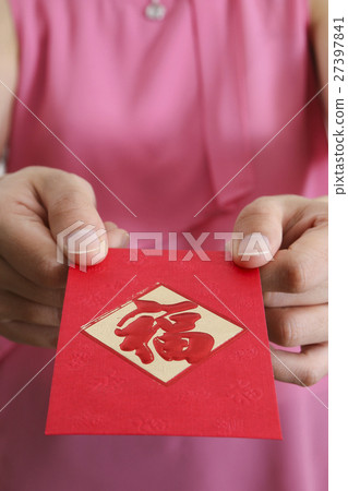 Holding chinese new year angpow red packet Holding chinese new year angpow red packet 27397841