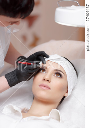 Permanent make-up wizard makes eyebrow correction 27404487