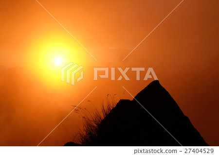 從海拔3000米的紅色早晨太陽 從海拔3000米的紅色早晨太陽 27404529