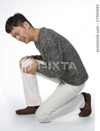 Man suffering from knee pain 27404985