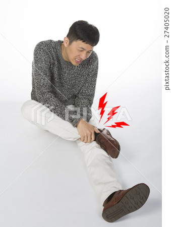 Man suffering from ankle pain 27405020